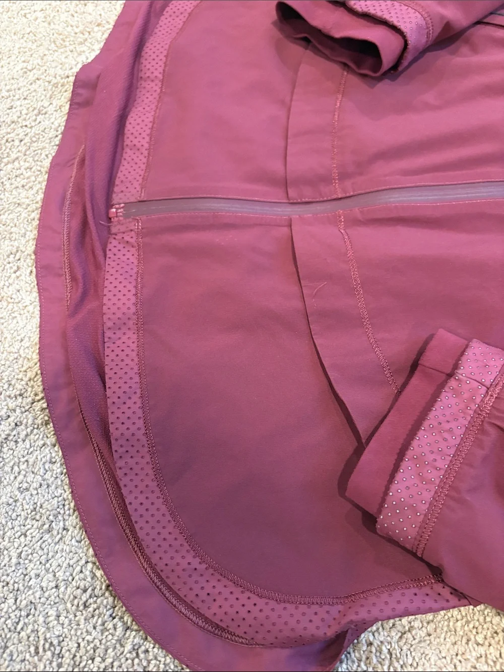 Lululemon Women’s Waterproof Rain Jacket Size 6 Burgundy Cassis Packaway Hood